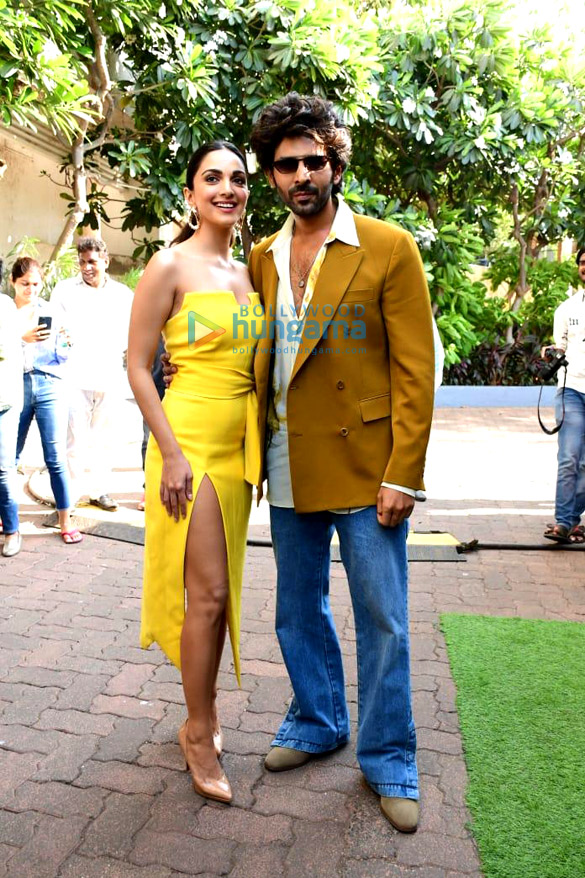 Photos Kiara Advani And Kartik Aaryan Twin In Yellow As They Get