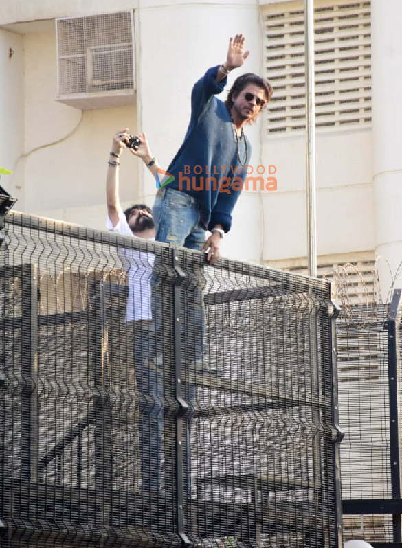 Photos Shah Rukh Khan Greets Fans Outside Mannat In Mumbai Shah