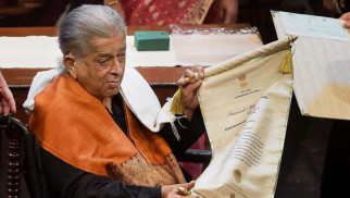 Shashi Kapoor Receives Dadasaheb Phalke Award At Prithvi Theatre