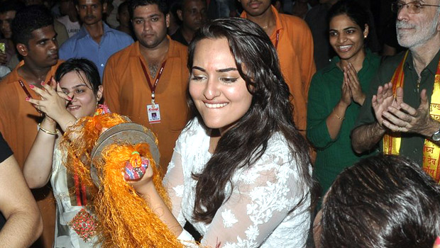 Salman-Katrina-Sonakshi At Ganpati Visarjan