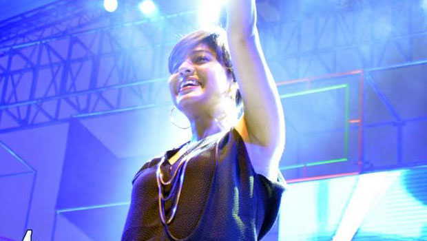 Sunidhi Chauhan Sings ‘Yaaram’ At Channel V Indiafest in Goa