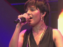 Sunidhi Chauhan Sings ‘Ishq Sufiyana’ At Channel V Indiafest in Goa