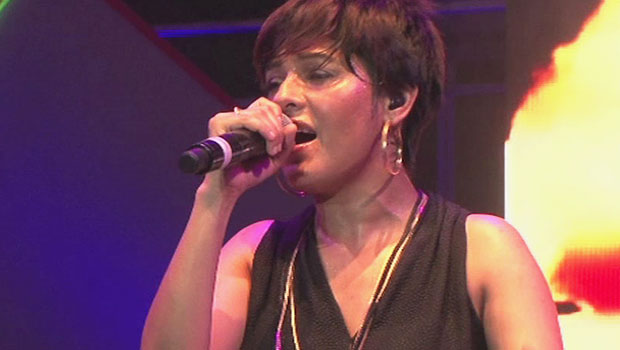 Sunidhi Chauhan Sings ‘Ishq Sufiyana’ At Channel V Indiafest in Goa
