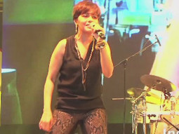 Sunidhi Chauhan Sings ‘Kamli’ At Channel V Indiafest in Goa