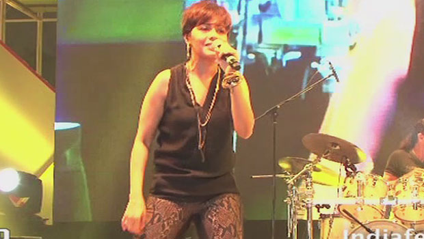 Sunidhi Chauhan Sings ‘Kamli’ At Channel V Indiafest in Goa