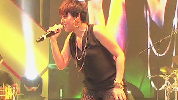 Sunidhi Chauhan Sings ‘Ainvayi Ainvayi’ At Channel V Indiafest in Goa
