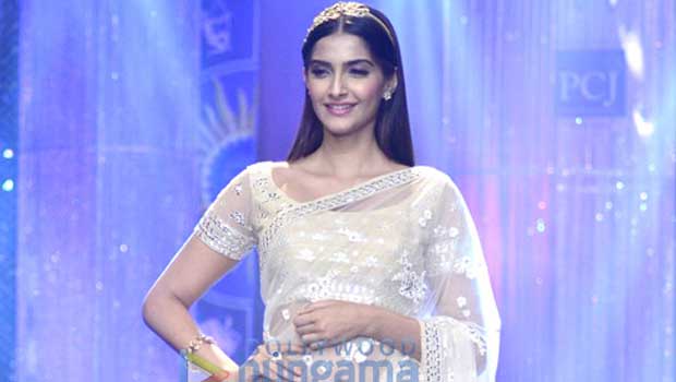 Sonam – Bipasha Walk At ‘IIJW 2014’ Day 4