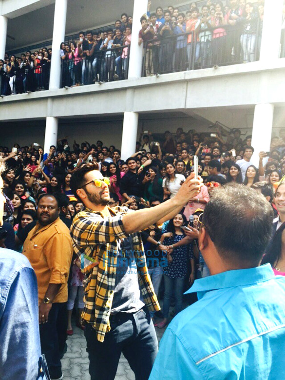 varun dhawan promotes badlapur at hl college ahmedabad 4