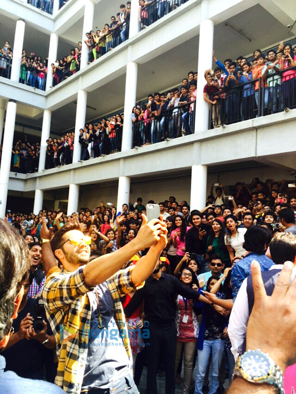 varun dhawan promotes badlapur at hl college ahmedabad 5