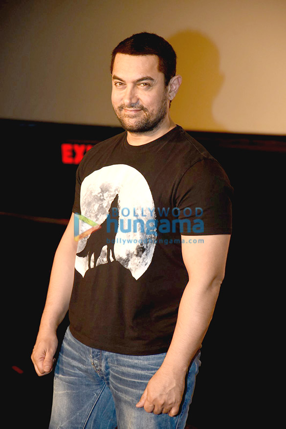 aamir khan unveils pk dvd with vidhu vinod chopra and rajkumar hirani 8