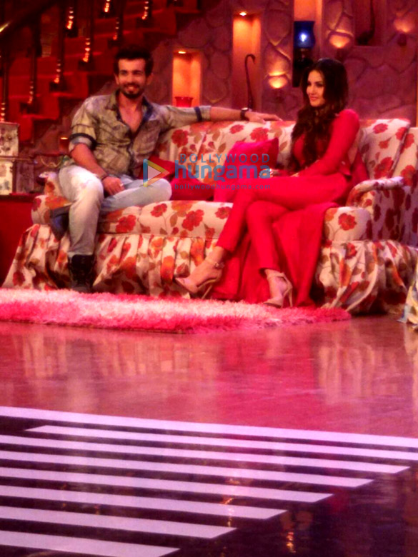 sunny leone jay bhanushali on the sets of comedy nights with kapil to promote ek paheli leela 3