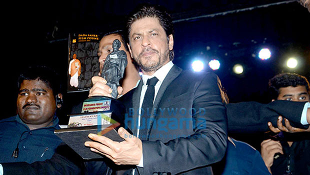 Shah Rukh Khan At The Dada Saheb Phalke Foundation Awards 2015