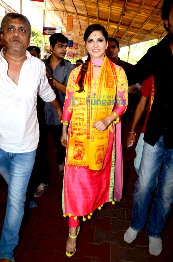 sunny leone visits siddhivinayak temple to seek blessings for kuch kuch locha hai 6