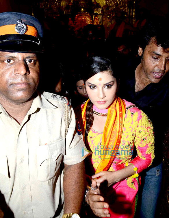 sunny leone visits siddhivinayak temple to seek blessings for kuch kuch locha hai 5