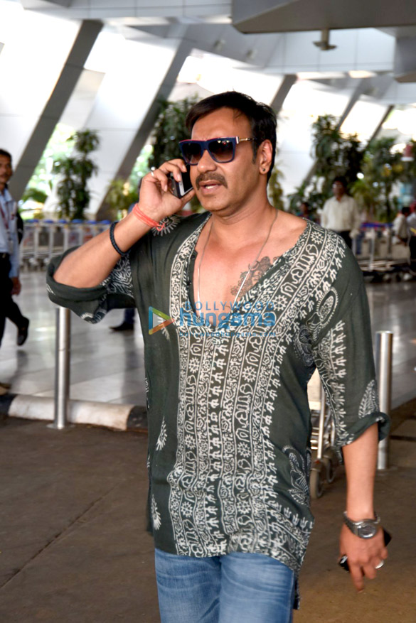 ajay devgn snapped on his way back from delhi 4