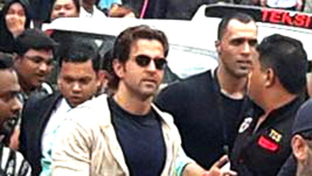Hrithik Roshan Creates Frenzy At ‘IIFA’, Kuala Lumpur, Malaysia