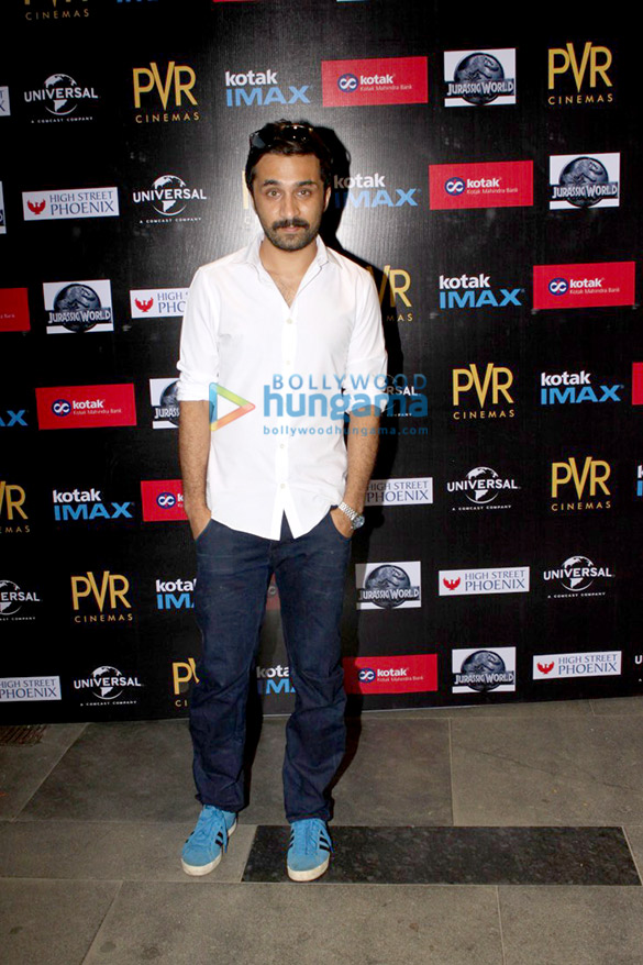celebs grace the premiere of jurassic world at pvr phoenix 7
