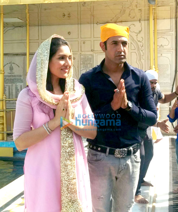 cast of second hand husband seek blessings at the golden temple 3