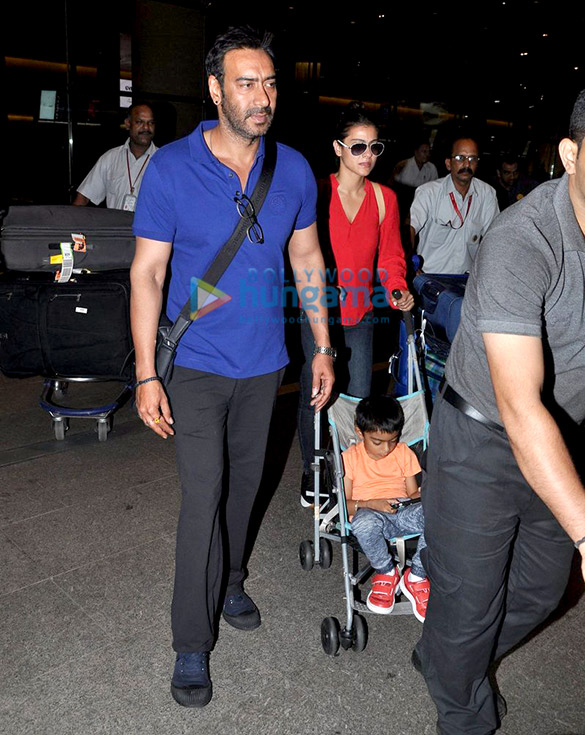 ajay devgn kajol snapped with kids returning from vacations 4