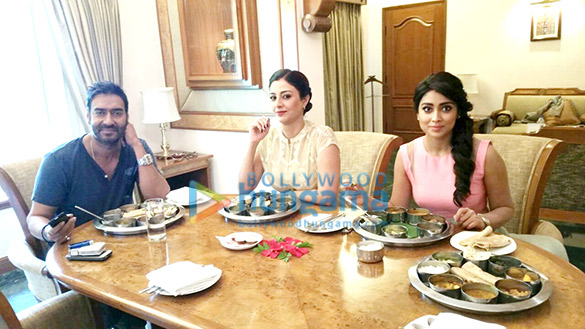 drishyam cast ajay devgn tabu and shriya saran enjoy gujarati thali in ahmedabad 3