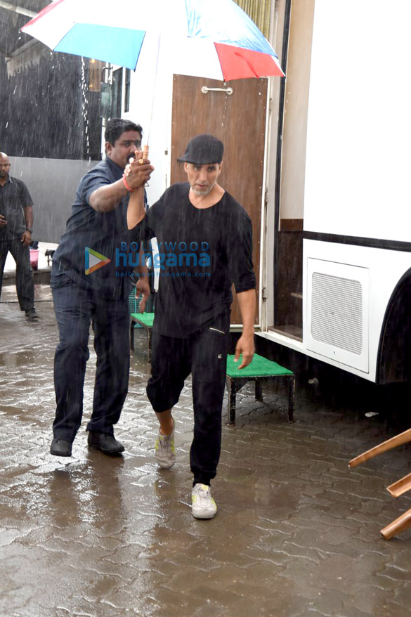 akshay kumar snapped in his new look during brothers promotion 3