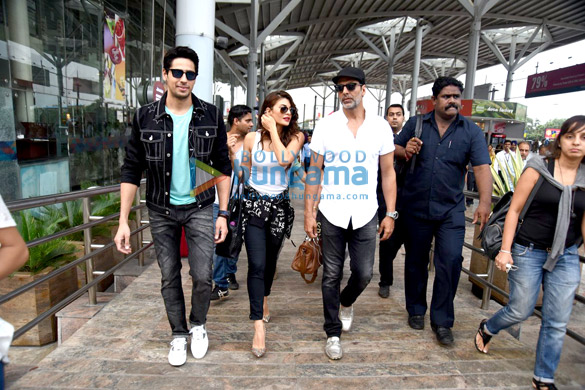 sidharth malhotra jacqueline fernandez akshay kumar snapped at delhi airport 8
