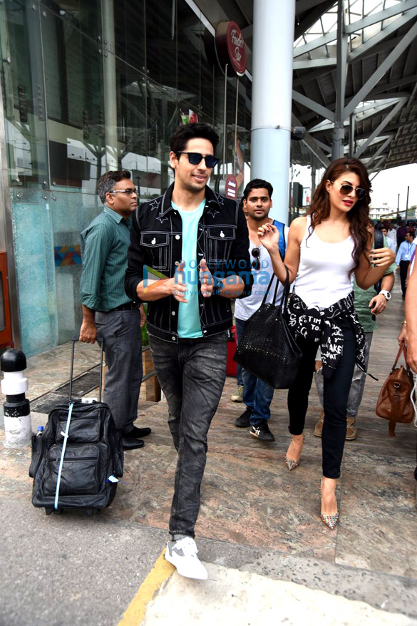 sidharth malhotra jacqueline fernandez akshay kumar snapped at delhi airport 14