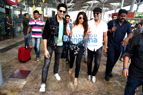 sidharth malhotra jacqueline fernandez akshay kumar snapped at delhi airport 4