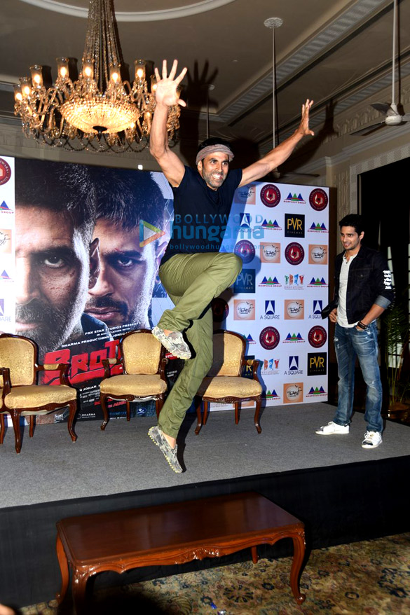 jacqueline fernandez celebrates her birthday in delhi at the brothers media meet 9