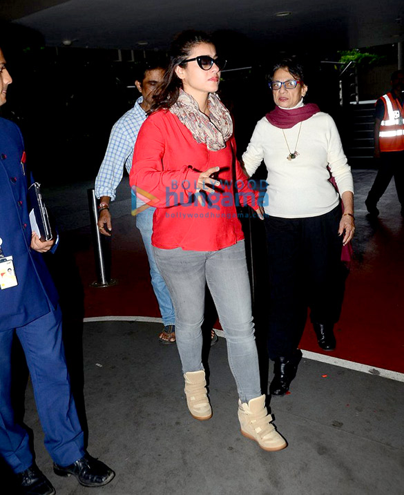kajol tanuja arrive from iceland after dilwale shoot 7
