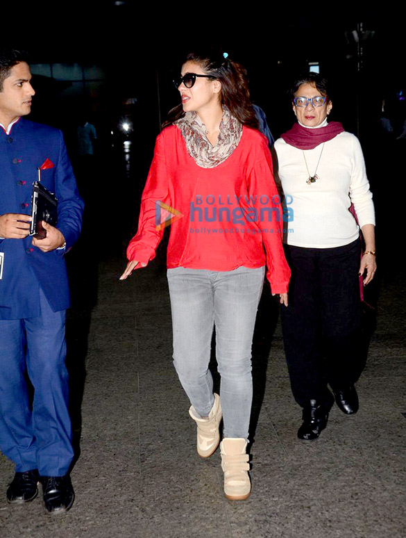 kajol tanuja arrive from iceland after dilwale shoot 4
