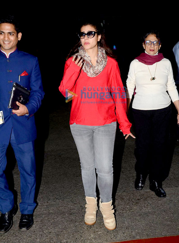 kajol tanuja arrive from iceland after dilwale shoot 5