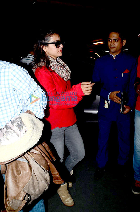 kajol tanuja arrive from iceland after dilwale shoot 9