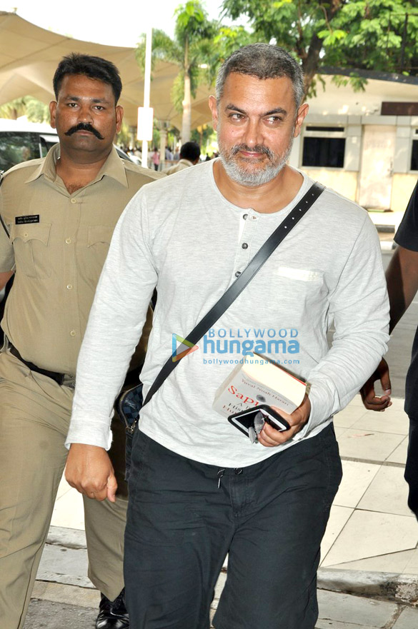 aamir khan snapped on his way to amritsar in his dangal look 3