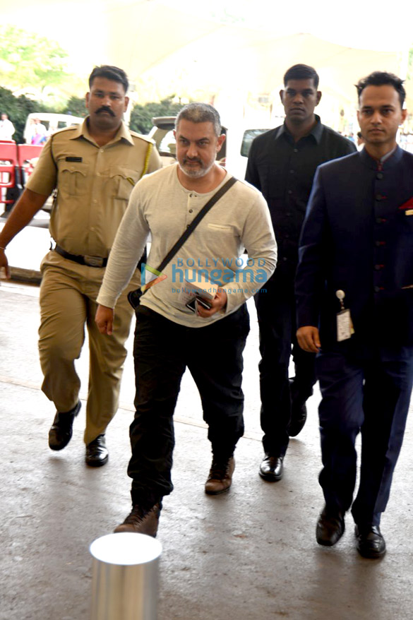 aamir khan snapped on his way to amritsar in his dangal look 7