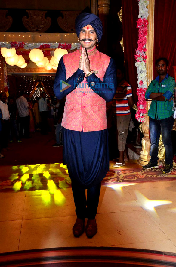 ranveer singh unveils bajirao mastani song on the sets of udaan 8