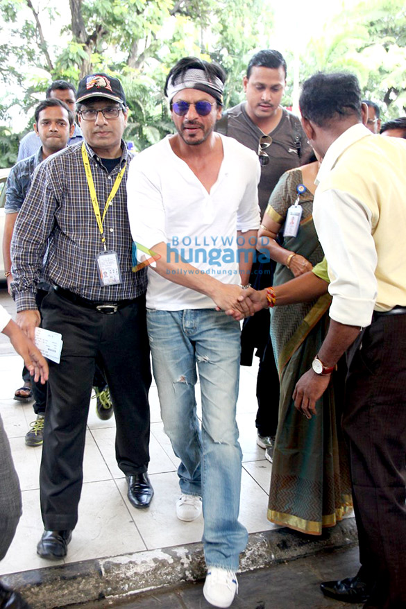 shah rukh khan kajol depart for dilwale shoot in hyderabad 4
