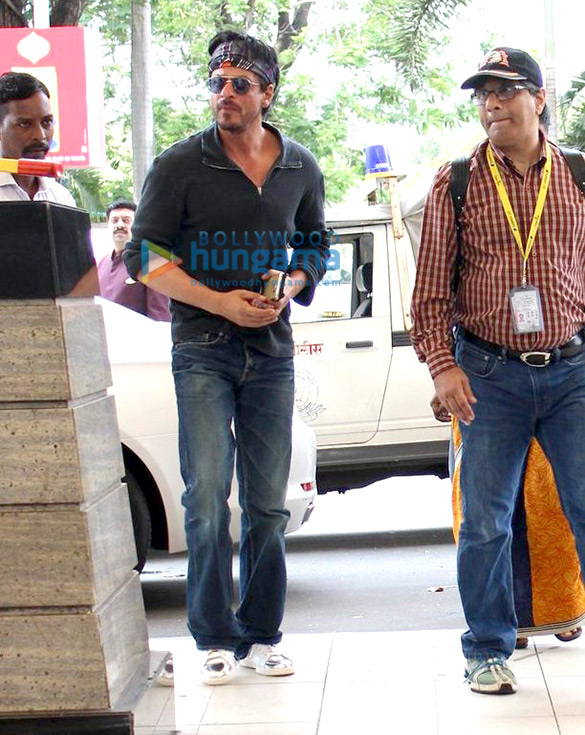 shah rukh khan snapped leaving to shoot dilwale in hyderabad 3