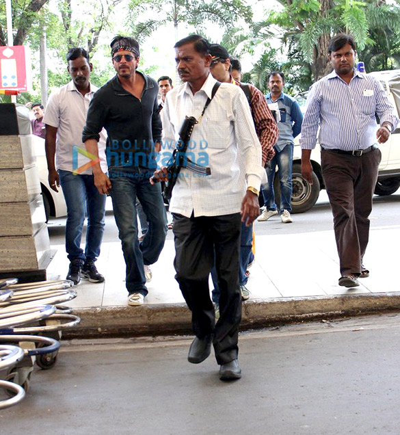 shah rukh khan snapped leaving to shoot dilwale in hyderabad 6