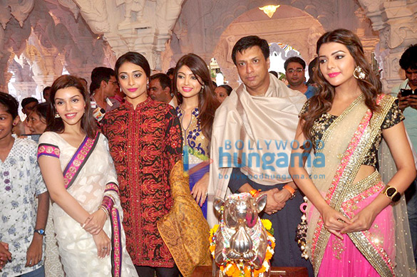team of calendar girls visits andhericha raja ganpati 9