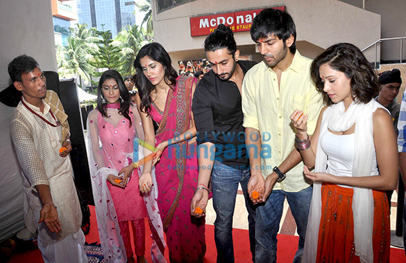 team of pyaar ka punchnama 2 visits suburban ganpati pandal 8