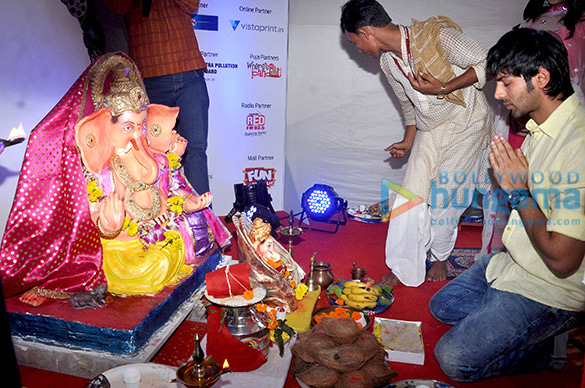 team of pyaar ka punchnama 2 visits suburban ganpati pandal 6