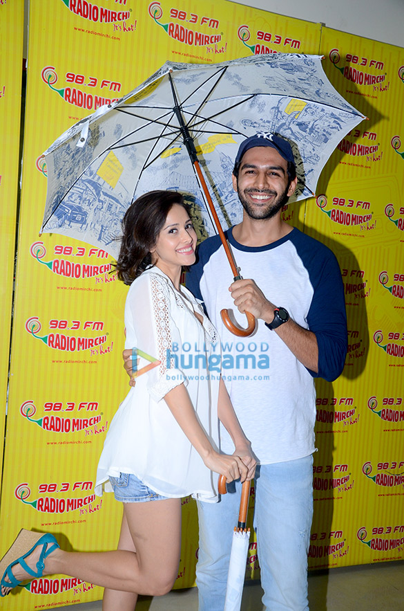 promotions of pyaar ka punchnama 2 at radio mirchi 98 3 fm studio 8