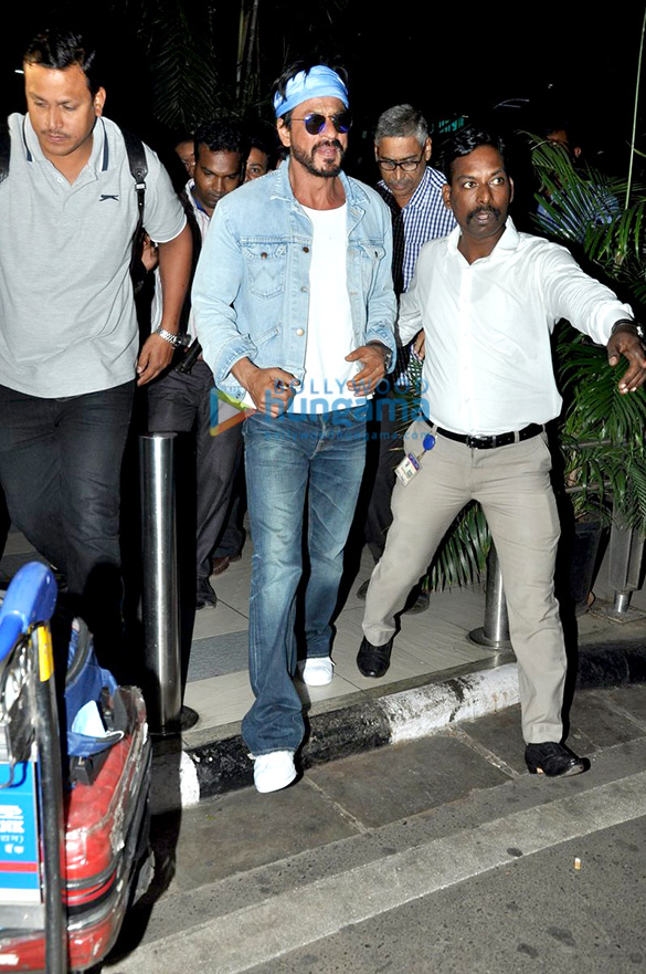 shah rukh khan returns post shooting for dilwale to celebrate gauri khans birthday 6