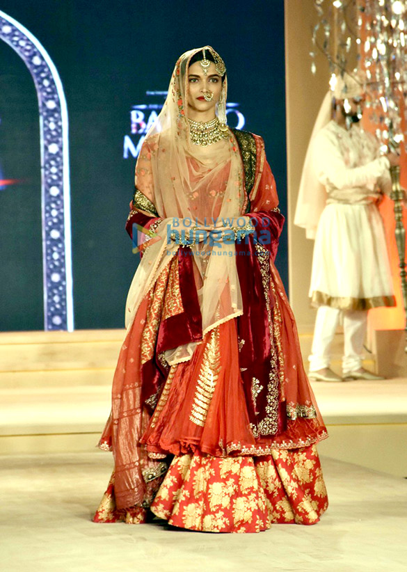 Deepika At Bajirao Mastani Fashion Show - Amar Ujala Hindi News Live -  मस्तानी चाल में चली दीपिका, देख लें आप भी जलवे