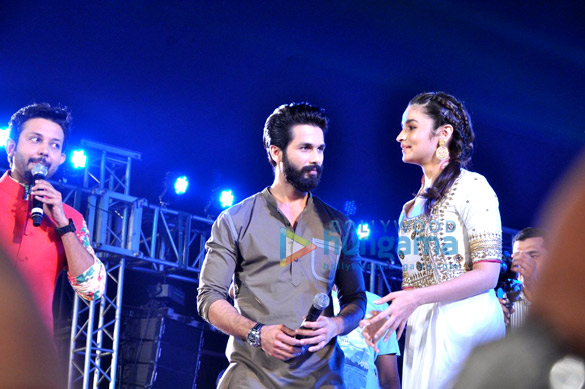 shahid kapoor and alia bhatt promote shaandaar at falguni pathaks dandia celebrations 7