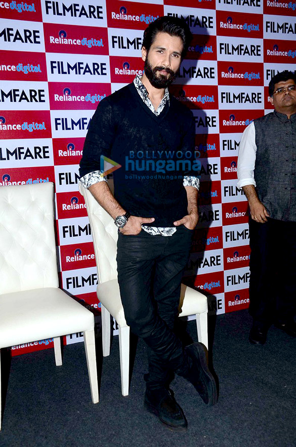 shahid kapoor alia bhatt and vikas unveil the filmfare shaandaar cover 9