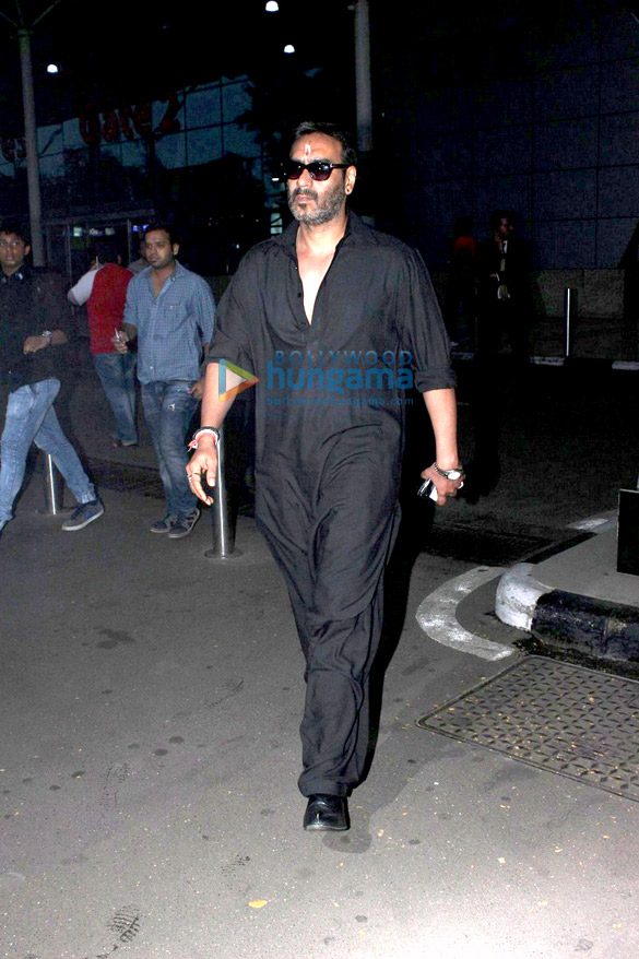 ajay devgn snapped at the domestic airport 13
