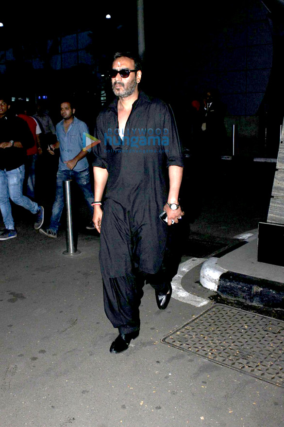 ajay devgn snapped at the domestic airport 12