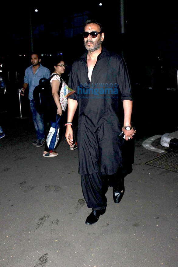 ajay devgn snapped at the domestic airport 14